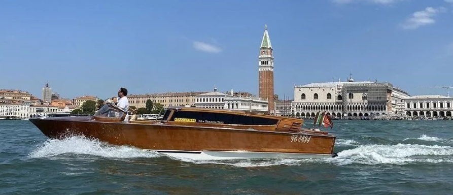 De eerste door Yanmar aangedreven watertaxi in Venetië